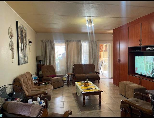 2 BEDROOM APARTMENT FOR SALE IN VANDERBIJLPARK SE 2